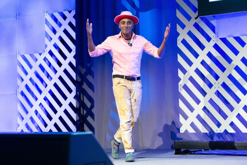 conference_portland_keynote_speaker_entering_stage_001